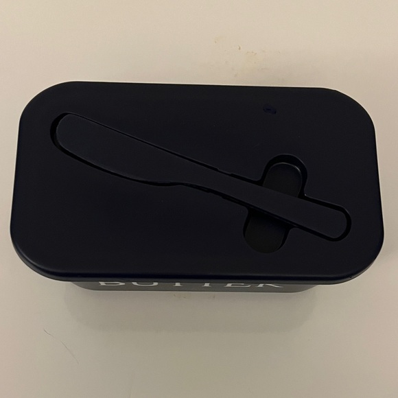 Never Used Butter Dish with Lid/Knife Navy Blue Plastic Food Storage Container - Picture 2 of 3